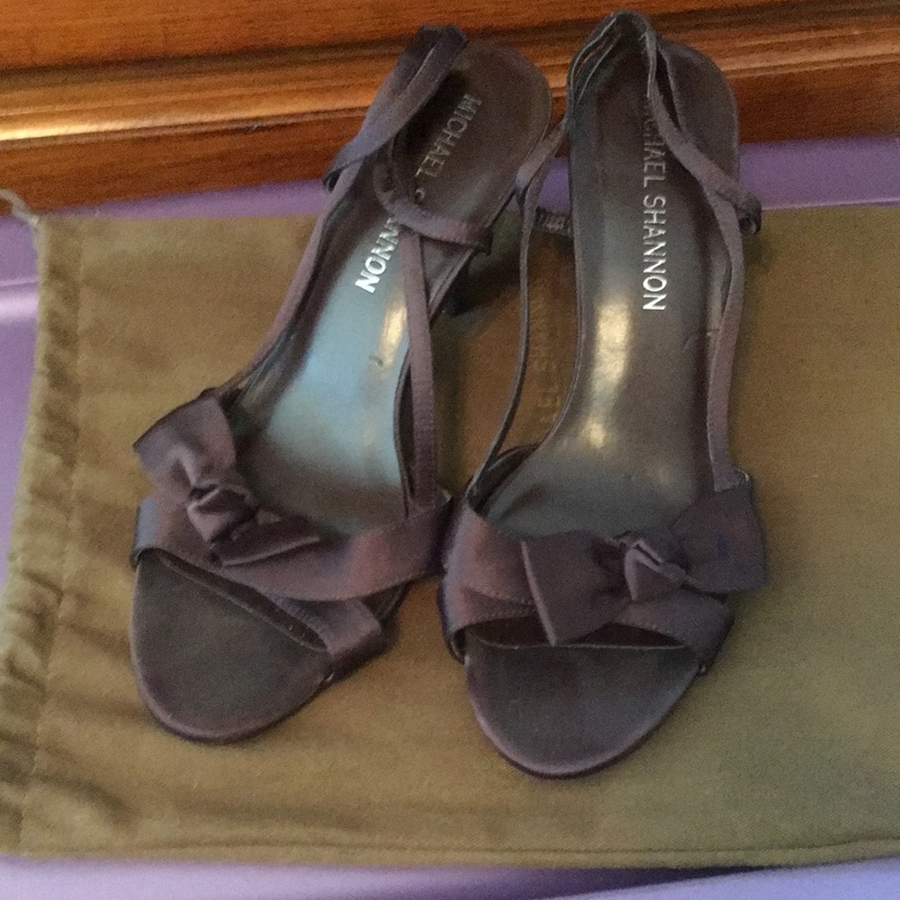 Heels with bows